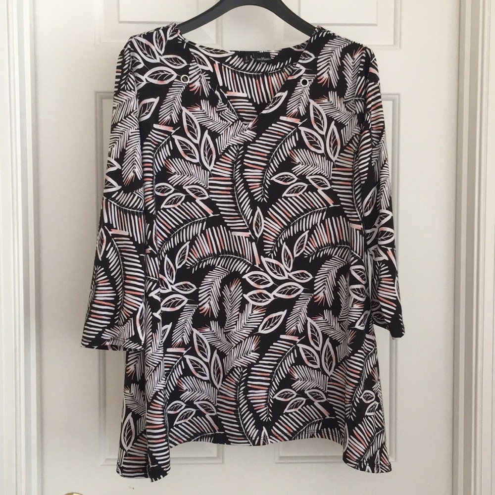 New Directions Women’s Top M Black White Pink Leaves 3/4 Sleeves